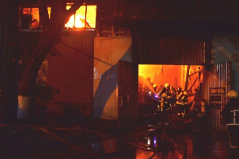 Під час гасіння пожежі в Одесі постраждали четверо рятувальників