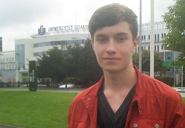 Андрей на фоне Гданьского университета
