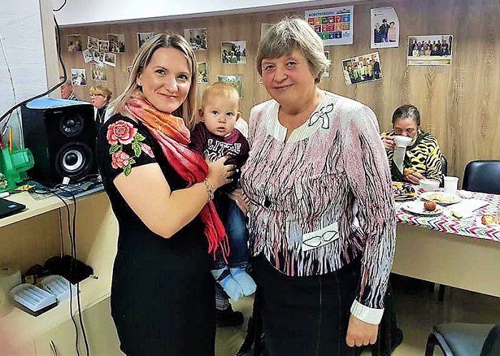 Надію Філімонову (на фото зліва) у Центрі називають «мамою»