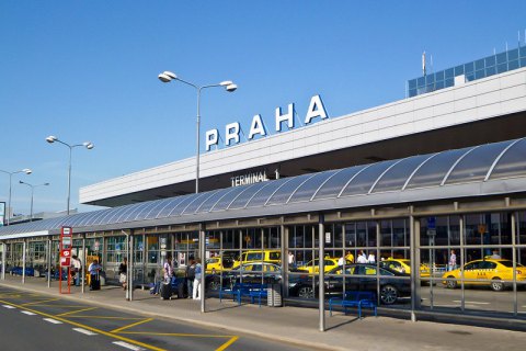 Аеропорт Праги відмовився від оголошення рейсів до України російською 