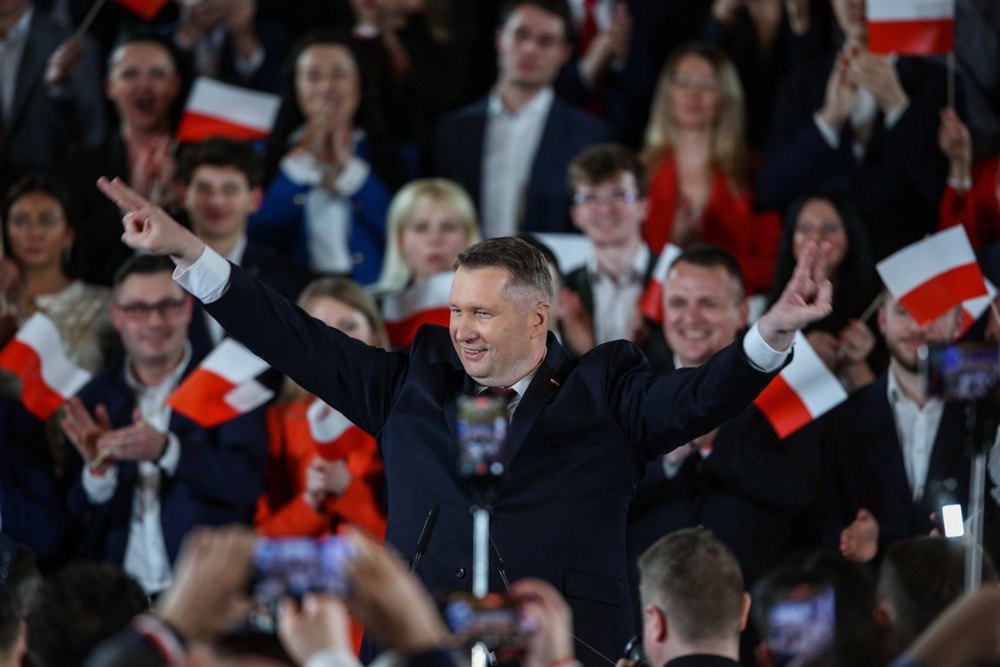 Пшемислав Чарнек виступає на з’їзді партії у Кракові, 7 березня 2026 року.