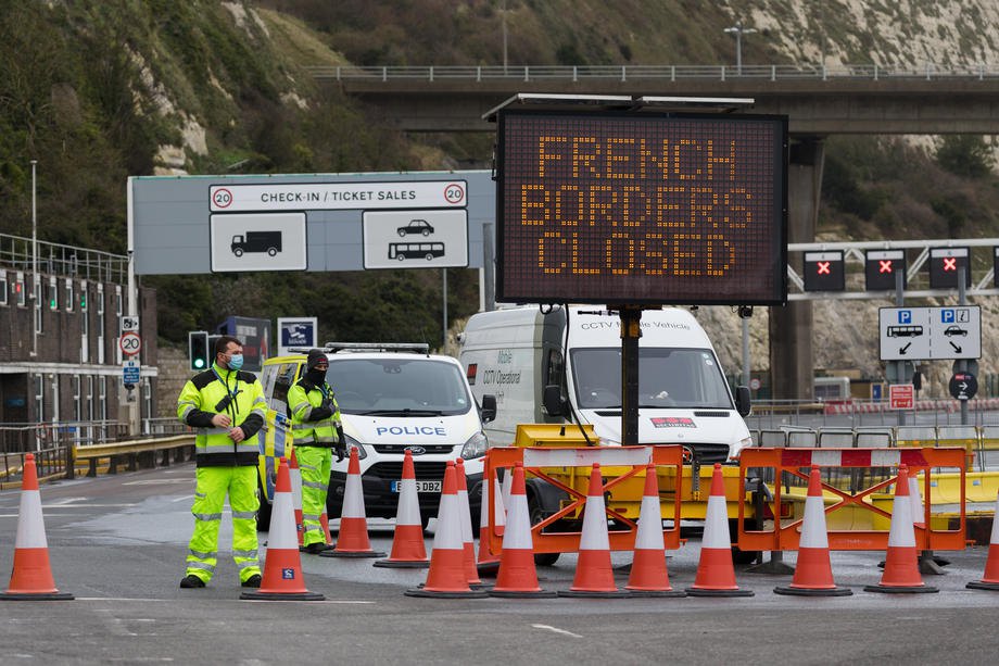 Британська поліція слідкує за дотриманням правил дорожнього руху біля порту Дувр, Великобританія, 22 грудня 2020. Напис на
дорожньому знаку на узбіччі : ‘Французькі кордони закриті’