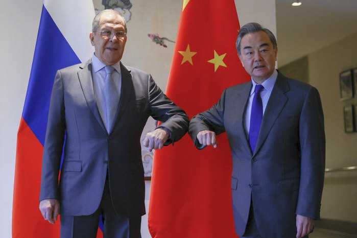 Министр иностранных дел РФ Сергей Лавров и министр иностранных дел Китая Ван И на совместной пресс-конференции в Гуйлине, Китай, 23 марта 2021 .