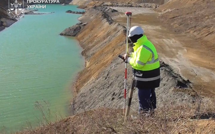 ​Судитимуть посадовця та фахівця підприємства через незаконний видобуток коалінів