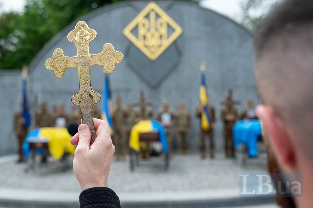 Прощання з полеглими захисниками