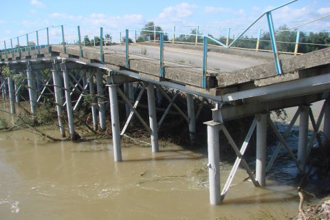 В Ивано-Франковской области обвалился мост