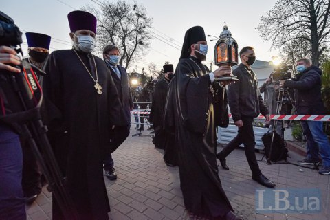 У києво-печерську лавру привезли благодатний вогонь із єрусалима (фото)