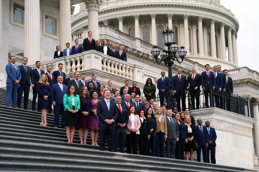 Новообрані члени Палати представників США збираються для фотосесії на сходах Капітолію у Вашингтоні, 15 листопада 2024 р. Конгрес повернувся до роботи після виборів.