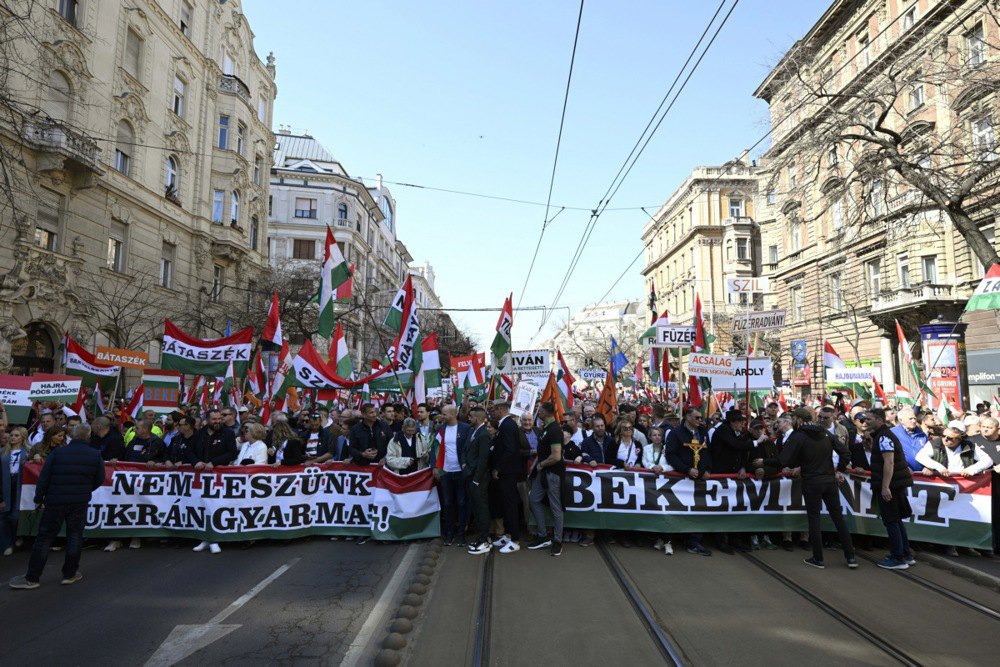 Проурядові учасники акції тримають плакат: ми не будемо колонією України. 15 березня 2026 року