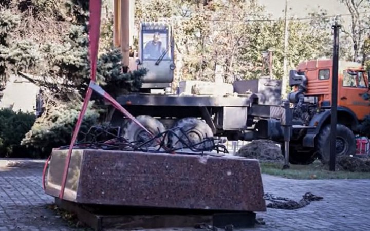 Росіяни демонтують пам’ятник жертвам Голодомору в окупованому Маріуполі