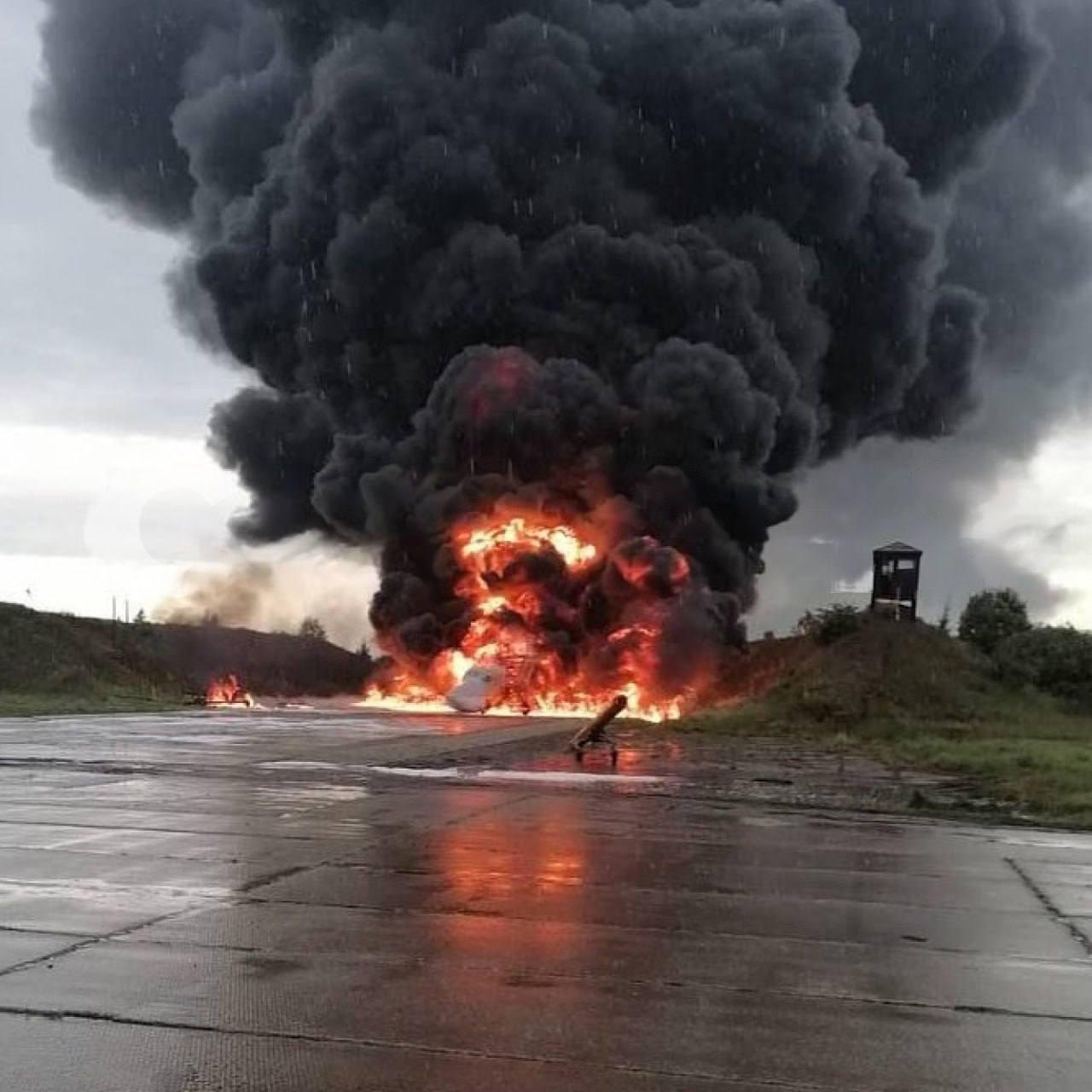 Знищений Ту-22М3 на аеродромі Сольці після прильоту дрону-камікадзе.