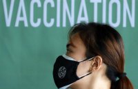 В уряді США заявили, що вакцинованим проти ковіду носити маски не потрібно
