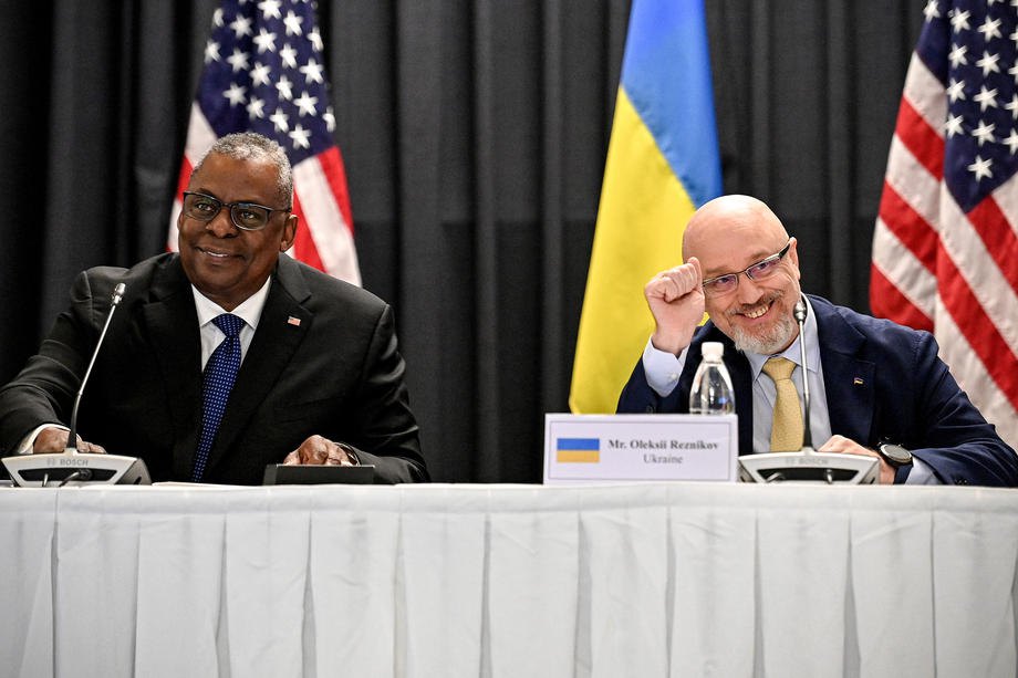 Міністр оборони США Ллойд Остін і міністр оборони України Олексій Резніков під час засідання на авіабазі Рамштайн.