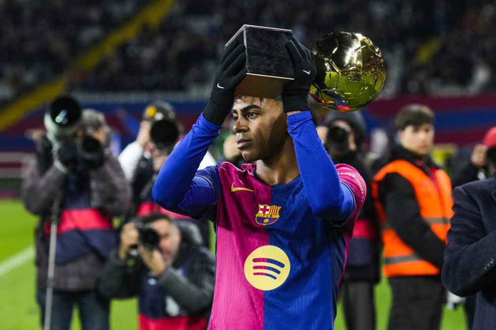 Ламін Ямаль з нагородою найкращого молодого гравця року