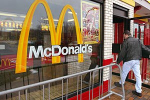 В Австралии менеджер McDonald`s плеснул кипящее масло в лицо посетителю