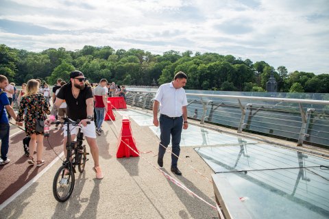 В Киеве могут установить бронированное стекло на новом пешеходном мосту 