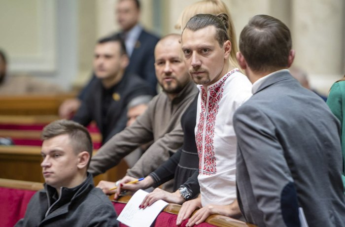 Віталій Безгін (в центрі) під час засідання парламенту