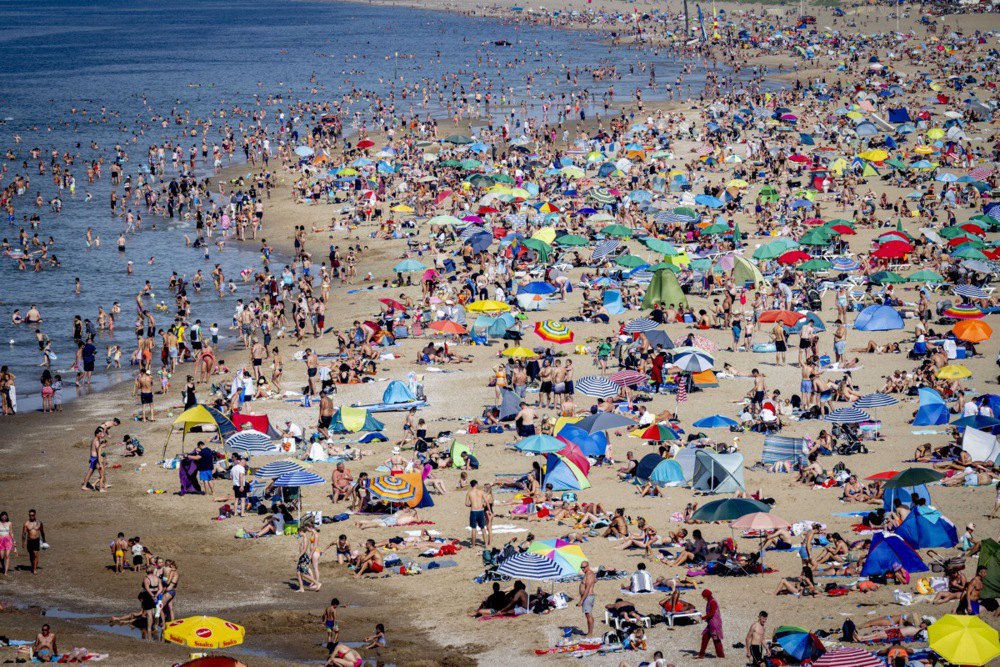 Відпочивальники на пляжі у Схевенінгені, Нідерланди, 10 вересня 2023 р. 9 вересня 2023 року зафіксували найтепліший день у регіоні з початку минулого століття — 28,4 ℃.