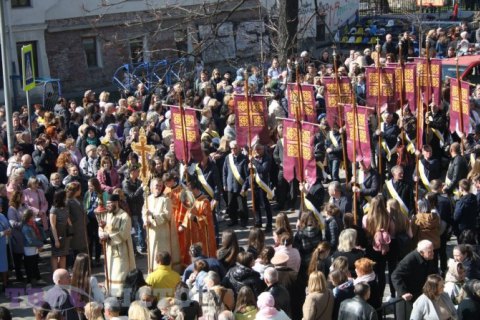 Несколько тысяч львовян провели Крестный ход в центре города