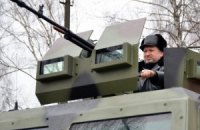 Турчинов провел смотр новой техники под Киевом 