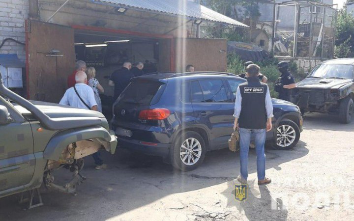 Поліція припинила діяльність злочинців, які торгували призначеними для ЗСУ автомобілями