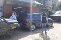 Поліція припинила діяльність злочинців, які торгували призначеними для ЗСУ автомобілями