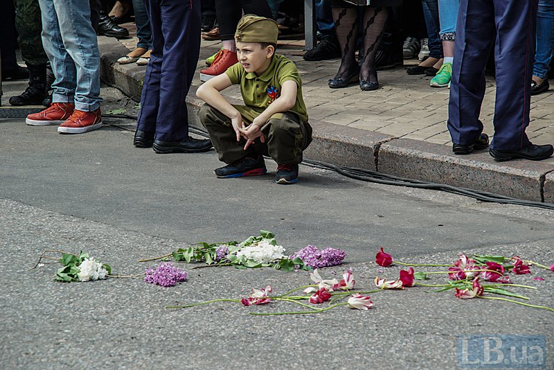 Парад 9 мая в Донецке. *Нас все время куда-то забирают, на какие-то митинги, на какие-то праздники никому не нужные*, - говорит
донецкий школьник Максим