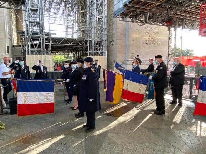 Церемонія покладання квітів під Тріумфальною аркою з нагоди 30-ї річниці Незалежності України у присутності національних
прапороносців