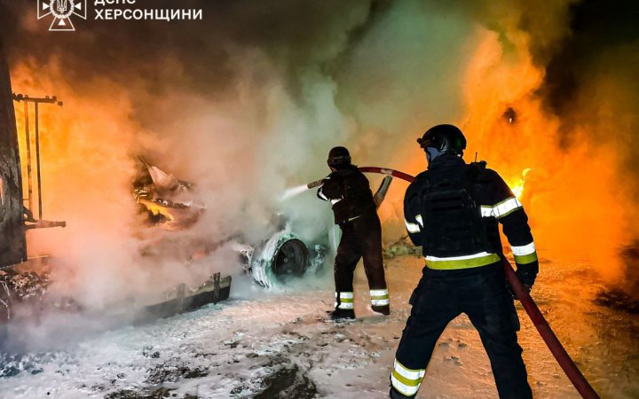 Російський дрон атакував вантажівку на території АЗС у Херсоні