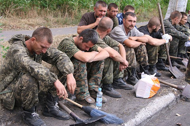 Полонені українські військові на прибиранні, Сніжне