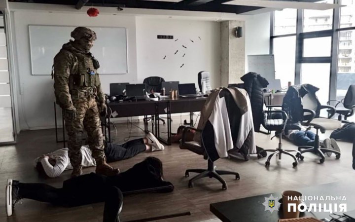 Поліція затримала організатора та учасників шахрайського кол-центру на Одещині
