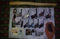У пенсіонера в Одеській області знайшли 11 саморобних пістолетів
