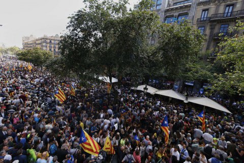 Десятки тисяч жителів Каталонії вийшли на акції протесту