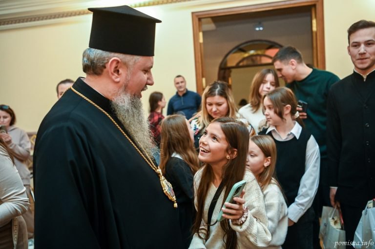 Предстоятель ПЦУ з парафіянами