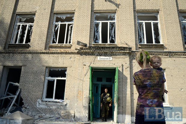 Обстрелянная школа в Иловайске