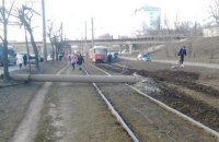 В Харькове сошедший с рельсов трамвай снес столб и врезался во второй