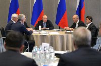 Путин приехал в аннексированный Крым ​на "неформальный диалог" с представителями Госсовета РФ