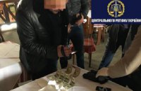 В аэропорту "Борисполь" на взятке поймали главных инспекторов таможни