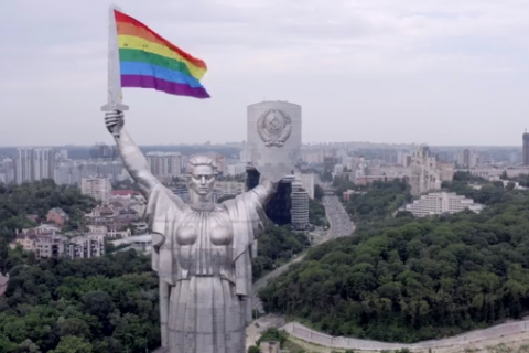 "Батьківщину-мати" у Києві прикрасили райдужним прапором