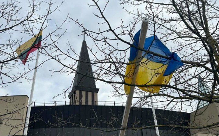 У Литві вандали повалили і зламали флагштоки з українськими прапорами