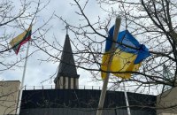 У Литві вандали повалили і зламали флагштоки з українськими прапорами
