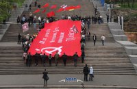 В Одессе на Потемкинской лестнице развернули гигантское Знамя Победы