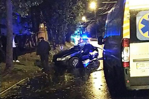 В Чернигове подросток на автомобиле влетел в дерево, четыре человека погибли