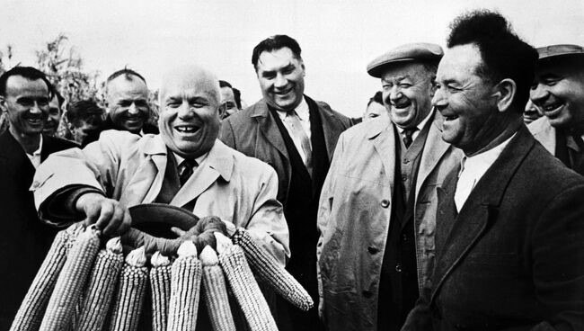 Микита Хрущов під час візиту до США, 1959 р, він став першим радянським лідером, який відвідав США. Він зустрівся з президентом Дуайтом Ейзенхауером, відвідав Голлівуд, ферми в Айові та виступив в ООН, намагаючись знизити напругу Холодної війни, але суттєвих політичних проривів не досяг.