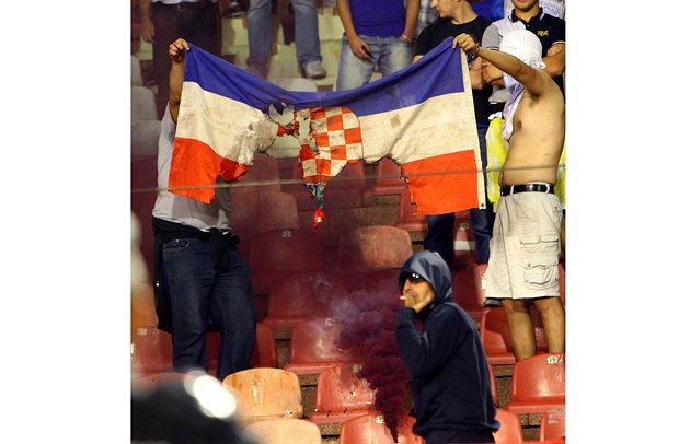 Сербські вболівальники спалюють прапор Хорватії під час матчу 13.09.2013 