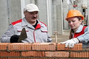 Лукашенко на стройке обвинили в нарушении техники безопасности 