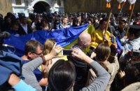 В Киеве пара сотен людей пришли к Лавре в поисках участников крестного хода сепаратистов (добавлены фото)