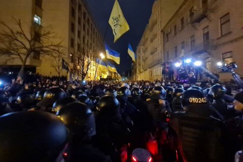 У центрі Києва під час маршу до Дня Гідності і Свободи виникла штовханина з поліцією (фоторепортаж)