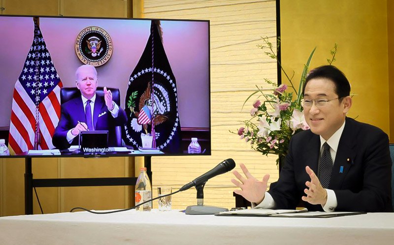 Прем'єр-міністр Японії Фуміо Кісіда та президент США Джо Байден під час віртуальної зустрічі, Токіо, 21 січня 2022 року