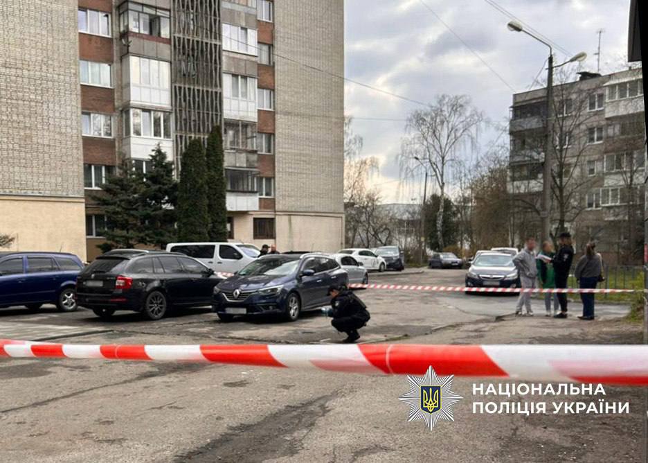 Поліцейські на місці вбивства працівника ТКЦ у Львові на вулиці Патона , 2 квітня 2026 р